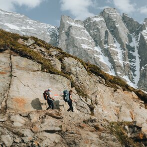 Zwei Wanderer unterhalb der Geraerhütte im Bergsteigerdorf Vals | © TVB Wipptal - Johannes Bitter