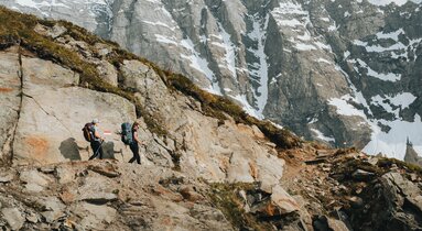 Zwei Wanderer unterhalb der Geraerhütte im Bergsteigerdorf Vals | © TVB Wipptal - Johannes Bitter