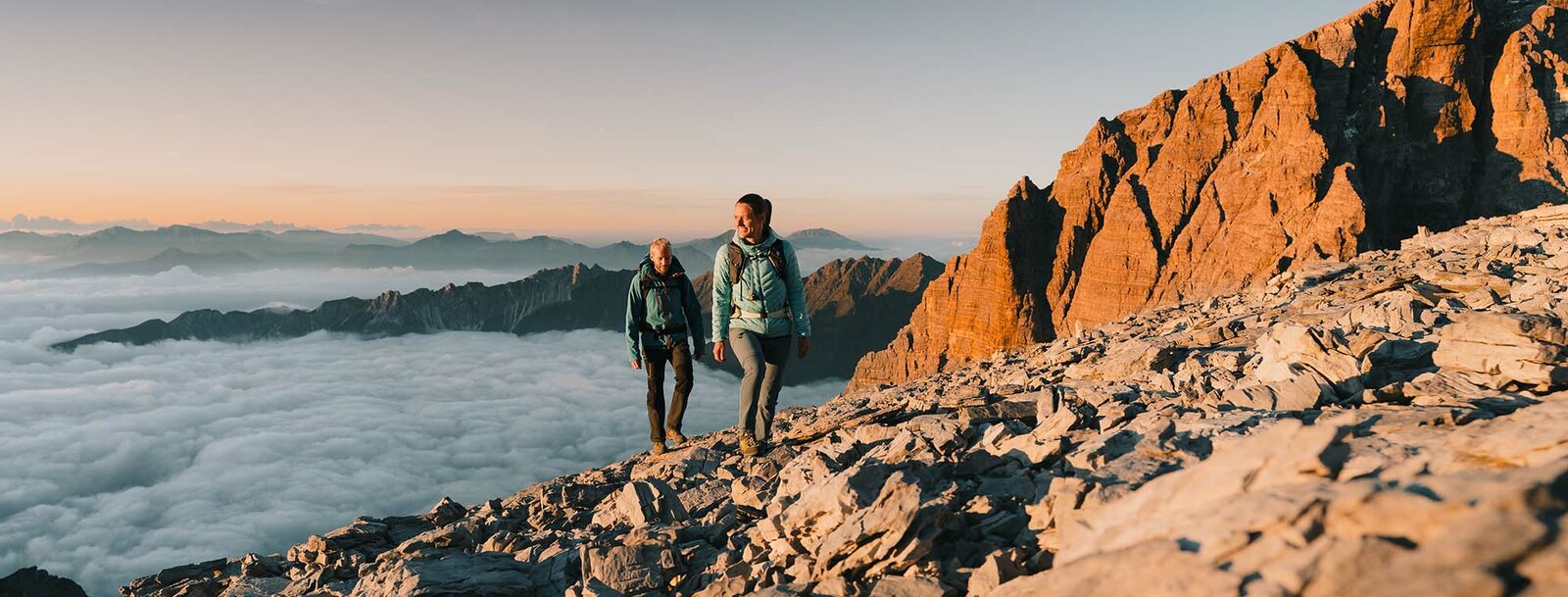 Zwei Wanderer beim Aufstieg auf den Tribulaun im Bergsteigerdorf Gschnitztal | © TVB Wipptal | Johannes Bitter