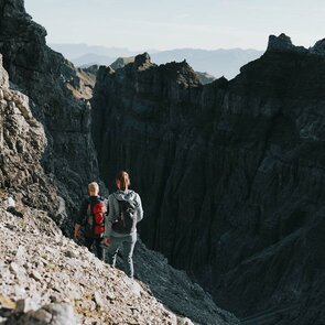 Zwei Wanderer beim Abstieg vom Berg | © TVB Wipptal  I Johannes Bitter
