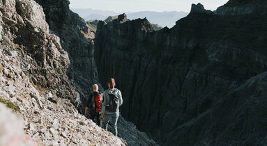 Zwei Wanderer beim Abstieg vom Berg | © TVB Wipptal  I Johannes Bitter