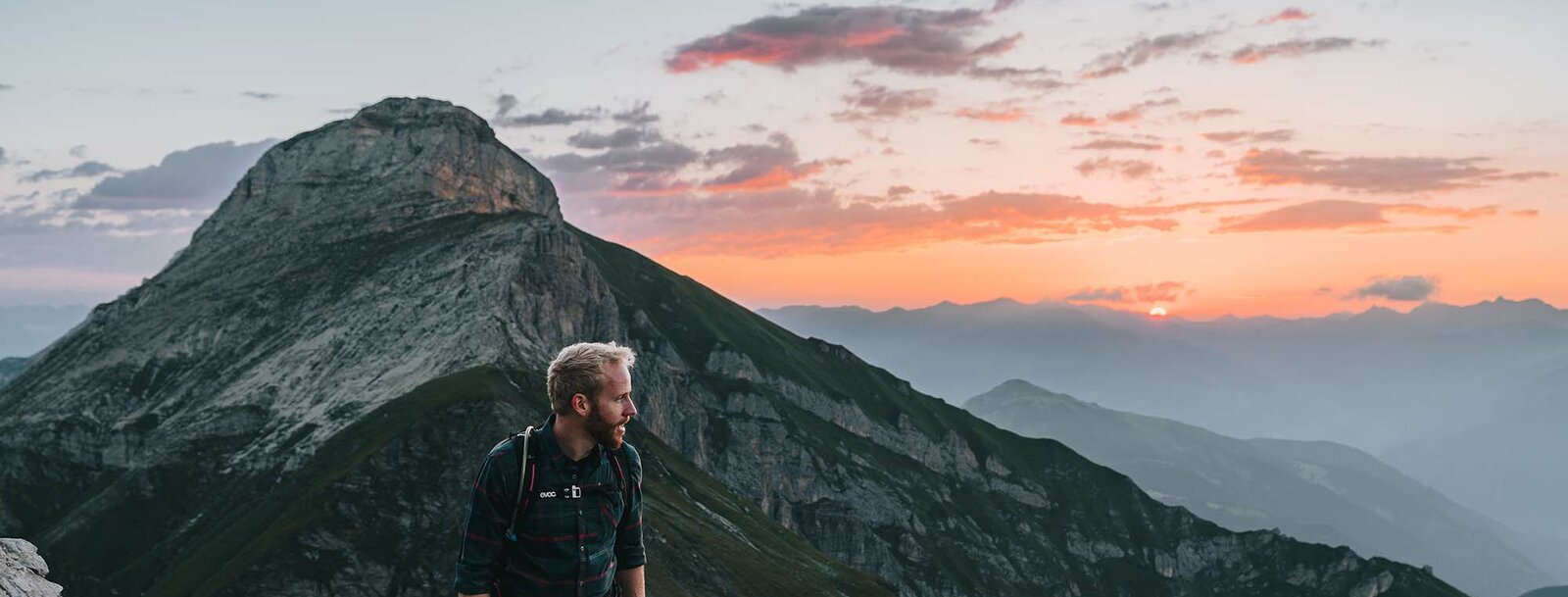 Zwei Wanderer beim Aufstieg auf den Berg im Morgengrauen | © TVB Wipptal | Johannes Bitter