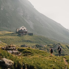 Zwei Wanderer am Weg zum Padasterjochhaus | © TVB Wipptal | Johannes Bitter