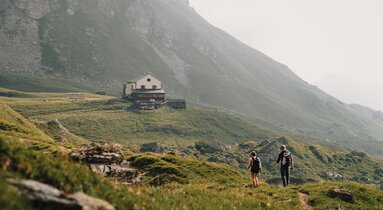 Zwei Wanderer am Weg zum Padasterjochhaus | © TVB Wipptal | Johannes Bitter
