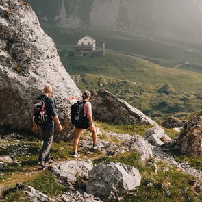 Zwei Wanderer am Weg zum Padasterjochhaus | © TVB Wipptal | Johannes Bitter