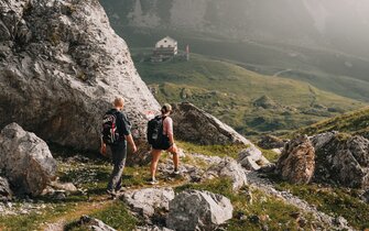 Zwei Wanderer am Weg zum Padasterjochhaus | © TVB Wipptal | Johannes Bitter