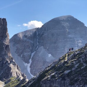 Wanderer am Gstreinjöchl mit schroffen Bergen | © TVB Wipptal | Joakim Strickner