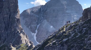 Wanderer am Gstreinjöchl mit schroffen Bergen | © TVB Wipptal | Joakim Strickner