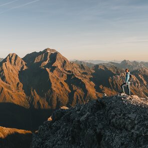 Frau am Gschnitzer Tribulaun blickt hinaus in die Berge | © TVB Wipptal | Johannes Bitter