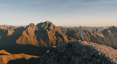 Frau am Gschnitzer Tribulaun blickt hinaus in die Berge | © TVB Wipptal | Johannes Bitter