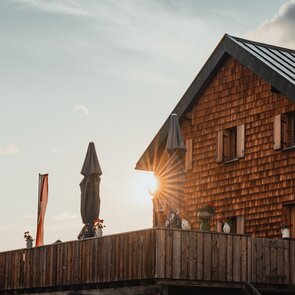Hüttenterrasse der Geraerhütt im Licht des Sonnenaufgangs | © TVB Wipptal | Johannes Bitter