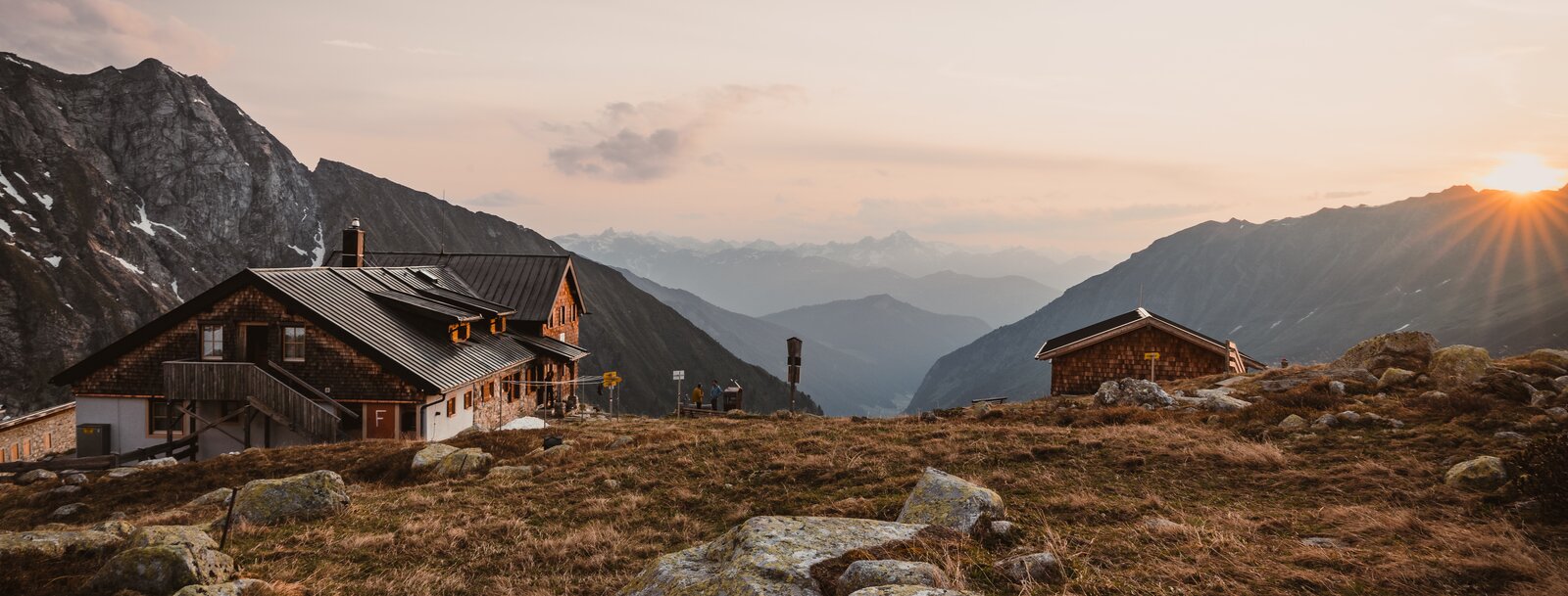 Geraerhütte mit Ausblick Richtung Wipptal und Stubaier Alpen | © TVB Wipptal | Johannes Bitter