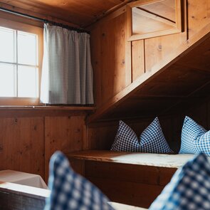 Lager mit blau karierten Kopfkissen in der Geraerhütte | © TVB Wipptal | Johannes Bitter