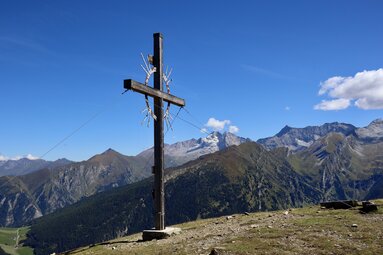 Gipfelkreuz vom Sattelberg im Sommer | © TVB Wipptal / Nicole Fiedler