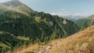 Mann wandert zu den Schöberspitzen im Bergsteigerdorf St. Jodok-Vals, Schmirn | © TVB Wipptal / Johannes Bitter