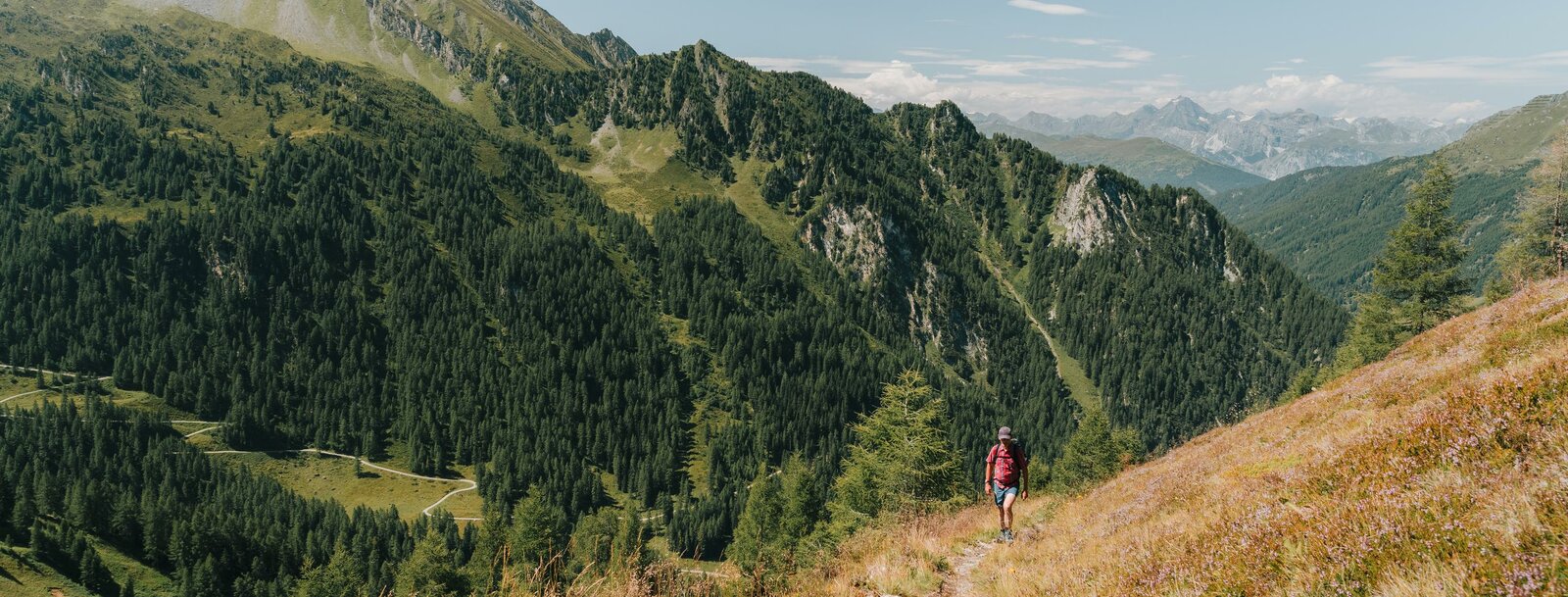 Mann wandert zu den Schöberspitzen im Bergsteigerdorf St. Jodok-Vals, Schmirn | © TVB Wipptal / Johannes Bitter