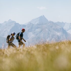 Zwei Wanderer dahinter der Pflerscher Tribulaun | © TVB Wipptal / ALPSOLUTpictures