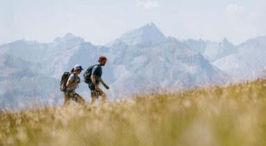 Zwei Wanderer dahinter der Pflerscher Tribulaun | © TVB Wipptal / ALPSOLUTpictures
