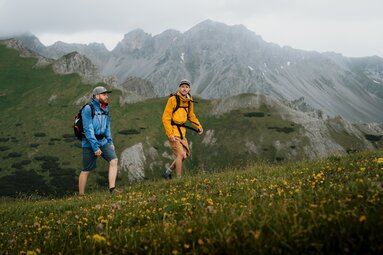 Zwei Wanderer auf dem Weg vom Blaser zur Blaserhütte | © Tourismusverband Wipptal