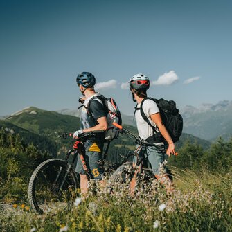 Zwei Biker bleiben stehen und genießen die Aussicht im Gschnitztal | © TVB Wipptal | Johannes Bitter