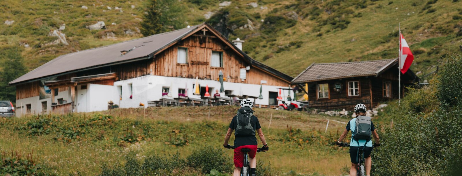 Zwei Radfahrer auf einem Mountainbikeweg fahren zu einer Alm  | © TVB Wipptal | Johannes Bitter