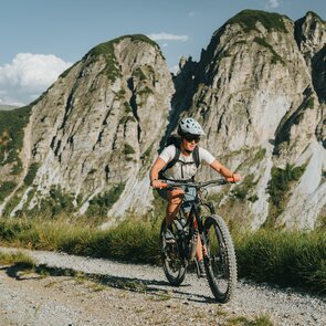 Eine Radfahrerein bei der Auffahrt auf einem Mountainbikeweg | © TVB Wiptal | Johannes Bitter