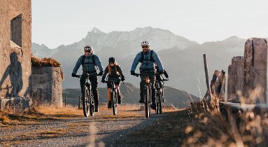 Mountainbiker fahren zwischen Stellungen am Brenner Grenzkamm | © TVB Wipptal | Johannes Bitter