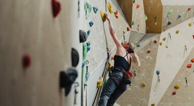 Eine Frau an der Kletterwand | © TVB Wipptal | Johannes Bitter