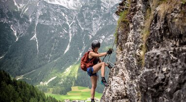 Eine Frau klettert am Klettersteig St. Magdalena in Gschnitz | © TVB Wipptal | Carmesine