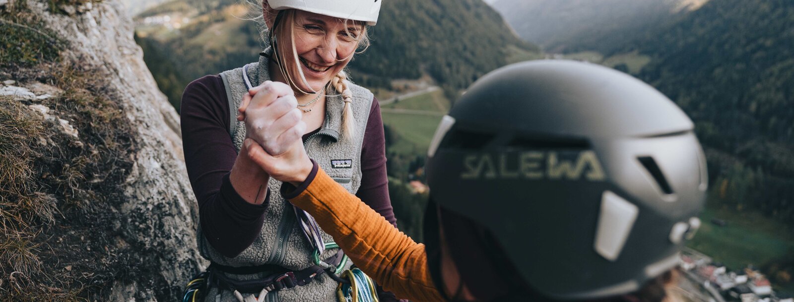 Zwei Kletterinnen beim High five bei der Klettertour | © TVB Wipptal / Johannes Bitter