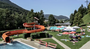 Das Freischwimmbad Steinach von oben im Sommer | © TVB Wipptal | Helena Beermeister