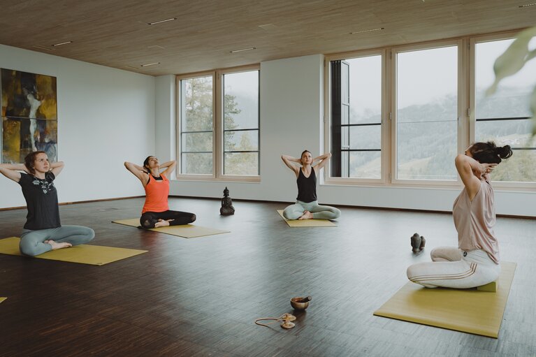 Vier Frauen bei Entspannungsübungen in einem Yogaraum | © TVB Wipptal | Johannes Bitter