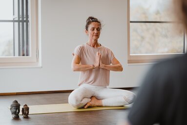 Yoga auf Burg Trautson  | © TVB Wipptal / Johannes Bitter
