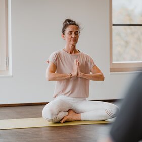 Yoga auf Burg Trautson  | © TVB Wipptal / Johannes Bitter
