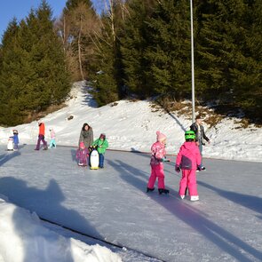 Kinder am Eislaufplatz | © TVB Wipptal