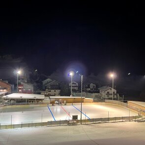 Beleuchteter Eislaufplatz bei Nacht | © EHC St. Jodok