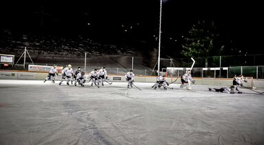 Siegesfreude bei der Eishockeymannschaft | © EHC St. Jodok
