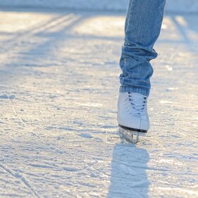 Zwei Beine mit Eislaufschuhen am Eis | © Bigstock