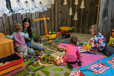 Kinderbetreuung im Bärennest in der Skiarena Bergeralm im Wipptal in Tirol | © Helena Beermeister