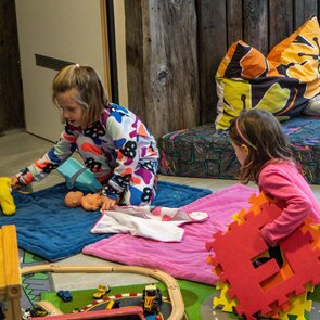Kinderbetreuung im Bärennest in der Skiarena Bergeralm im Wipptal in Tirol | © Helena Beermeister