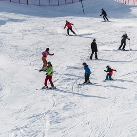 Skikurs in der Skiarena Bergeralm im Wipptal in Tirol | © Helena Beermeister