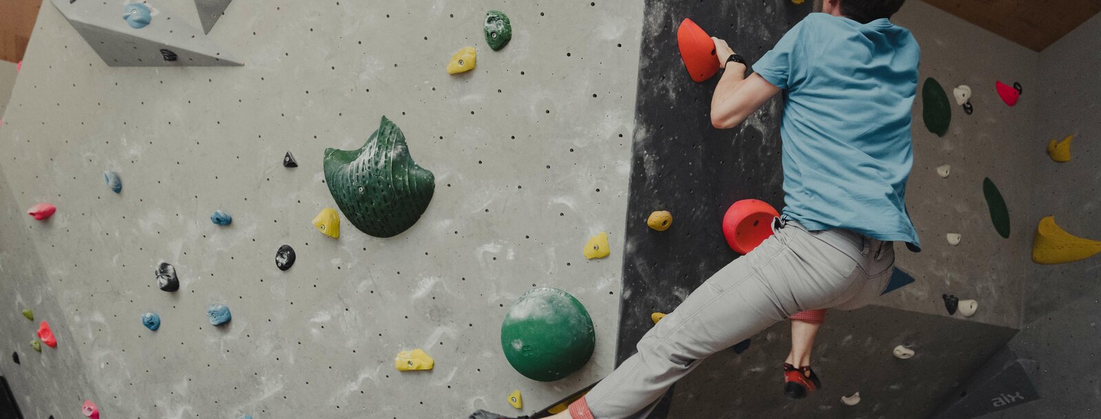 Ein Mann bouldert in der Kletterhalle  | © TVB Wipptal / Johannes Bitter