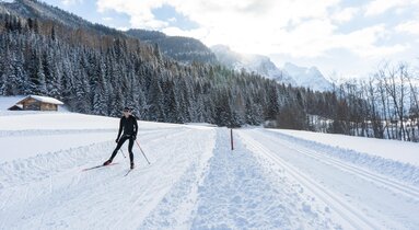 Frau auf der Skating-Loipe im Bergsteigerdorf Gschnitztal | © TVB Wipptal | Helena Beermeister