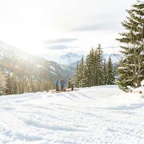 Zwei Rodler unterhalten sich unterhalb der Naviser Hütte | © TVB Wipptal | Helena Beermeister