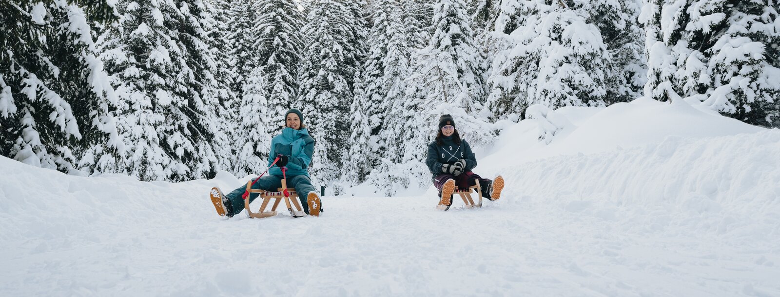 Zwei Frauen Rodeln auf der Rodelbahn vom Obernbergersee