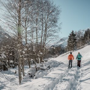 Ein Pärchen beim Schneeschuhwandern durch Tiefschnee im Bergsteigerdorf Gschnitztal | © TVB Wipptal - Judith Hammer