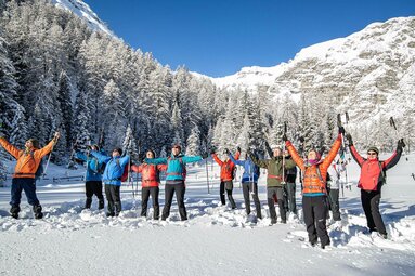 Aktivwochen-Gruppe beim Sonne anbeten im Tiefschnee bei einer Schneeschuhwanderung in Obernberg | © TVB Wipptal - Judith Hammer