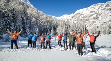Aktivwochen-Gruppe beim Sonne anbeten im Tiefschnee bei einer Schneeschuhwanderung in Obernberg | © TVB Wipptal - Judith Hammer