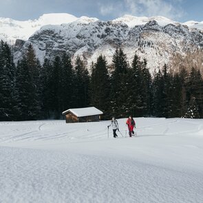 2 Schneeschuhgeherinnen bei der Obereinsalm in Obernberg | © TVB Wipptal | Johannes Bitter