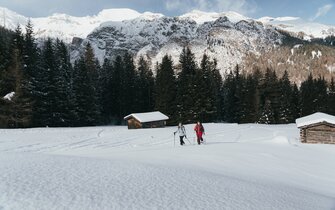 2 Schneeschuhgeherinnen bei der Obereinsalm in Obernberg | © TVB Wipptal | Johannes Bitter